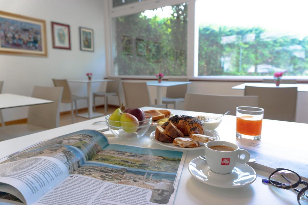 Hotel Mistral Oristano Bagian luar foto