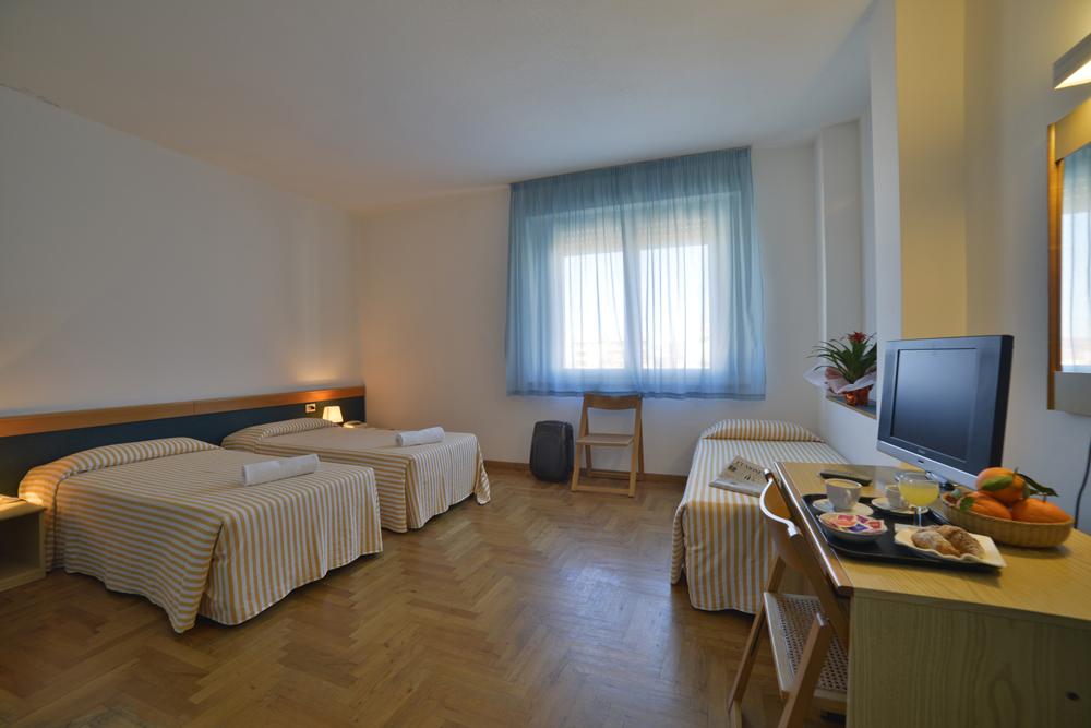 Hotel Mistral Oristano Bagian luar foto