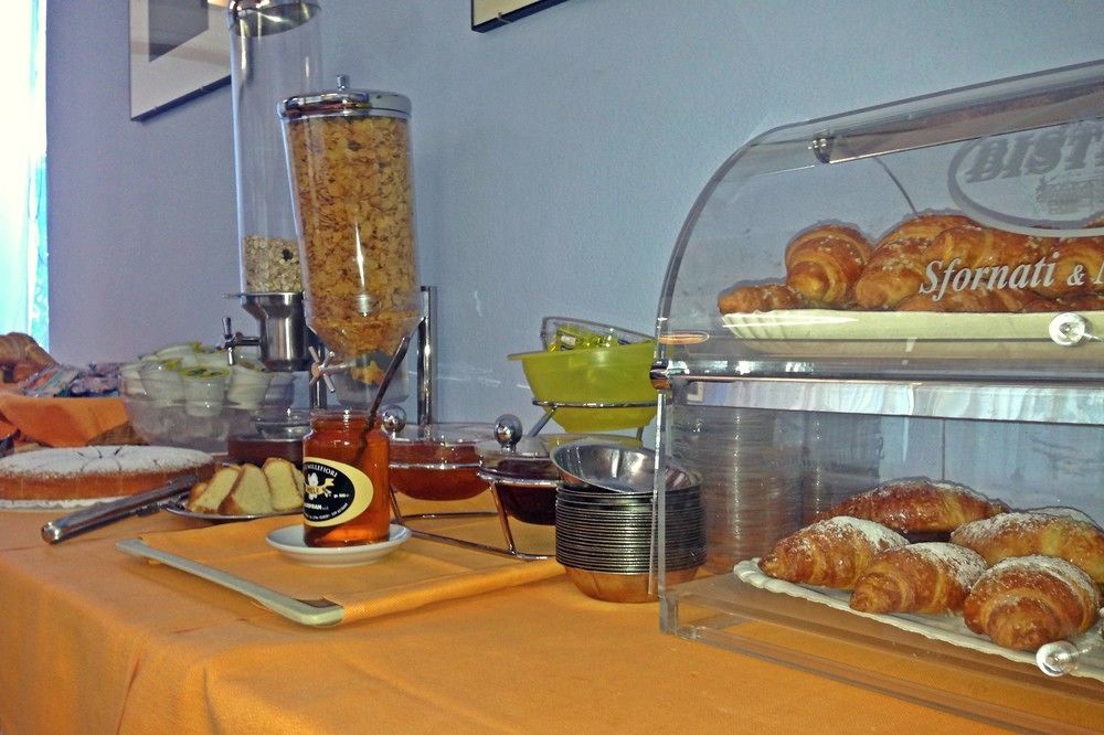 Hotel Mistral Oristano Bagian luar foto