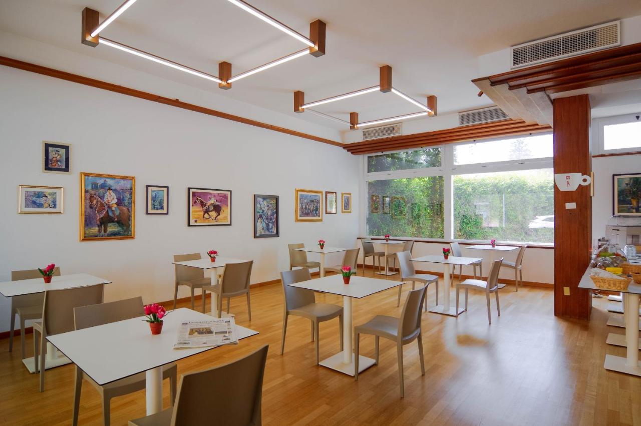 Hotel Mistral Oristano Bagian luar foto